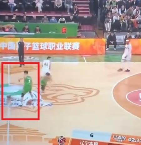 九游娱乐官方入口-什么情况？辽粤大战争议画面曝光 徐杰被撞倒 技术台人员竟鼓掌
